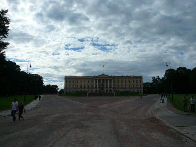 王宮 Det Kongelige Slottetに到着。 王宮前の広場の砂は赤い色をしている。 