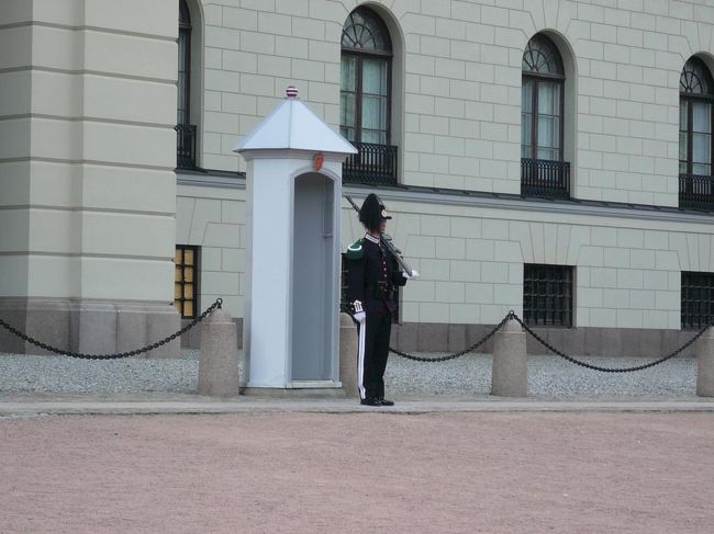 王宮の衛兵。 オスロ滞在は土日だったので、残念ながら衛兵の交替式を観ることは出来なかった。 