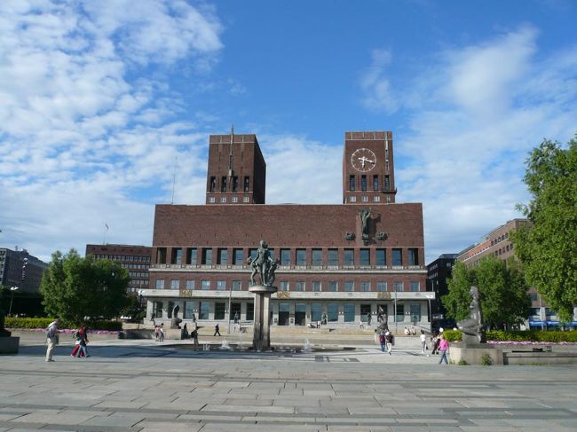 オスロ市庁舎 Rådhuset i Osloと市庁舎前広場Rådhusplassen。 