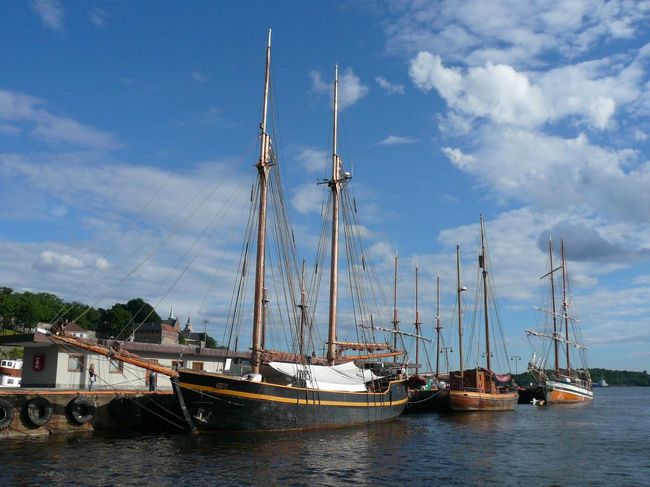 市庁舎前広場のあるPipervika湾に浮かぶ船。 