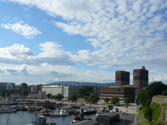 アーケシュフース城 Akershus Slottからの市庁舎前広場Rådhusplassen。 