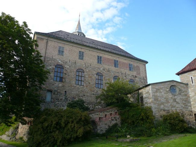 18時も過ぎていたけれど、まだまだ日も高く、天気も良いのでアーケシュフース城 Akershus Slottに行った。 既に閉館時間を過ぎていたたので中は後日観ることにした。 