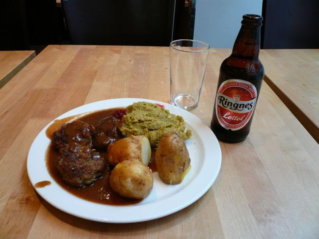 夕食はホテルの斜め前にあるレストランKaffistovaで。  店員にNorwayの料理を食べたいと言ったら、ミートボールを薦めてくれた。 後ろで赤く見えるのがジャムで、これもつけて食べると良いと言われたので薦められるがままに入れてみた。 結構おいしかったな。 