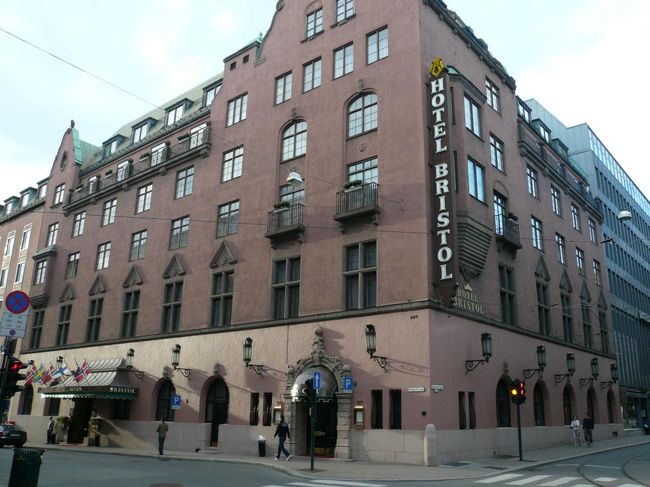 オスロで宿泊したHotel Bristol。 ここはすごくよかった。 部屋がとても綺麗でオスロに来たらまた泊まりたいと思えるホテル。 老舗のヨーロッパの高級ホテルという感じで、雰囲気もとてもよかった。 ただ、トイレット・ペーパーの位置がどう考えてもおかしい。 絶対邪魔になる位置にあると思うんだけど... 
