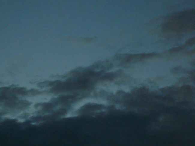 そろそろ寝ようかと言う23:20のオスロの空。 まだまだ外に出たいなぁという気持ちになる。