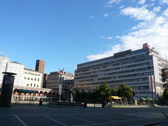 七日目。<br /><br />今日はものすごく天気が良い。 日曜日なのでほとんどの店が閉まっている日でもある。 <br /><br />朝食後、早速街に出た。 最初に行ったのはYoungstorgetという広場で、  ウェブ・カメラが設置されているところ。 別に何があるわけではないのだが、ウェブ・カメラで見ていた場所がどんなところか一度見てみたかったので行ってきた。 普段はここに市場が出るみたいだ。 