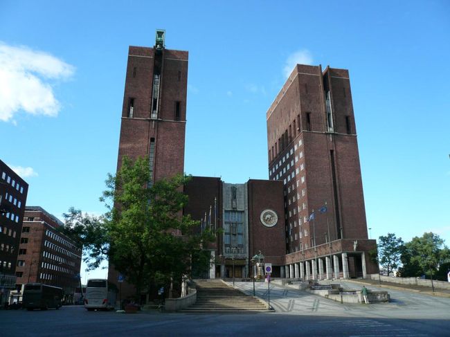 ビィグドイ Bygdøyへフェリーで行くために市庁舎前広場 Rådhusplassenにやってきた。 オスロ市庁舎 Rådhuset i Osloも青空に綺麗に映えていた。 