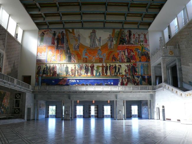 ビィグドイ行きのフェリーに乗り遅れたので、次の便まで市庁舎の中を入り口から覗いてたりして時間を潰した。 市庁舎内の壁画も天気が良いとより一層綺麗に見える。 