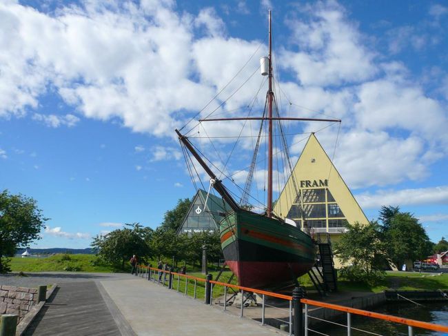ビィグドイ Bygdøyではフラム号博物館 Framhuset、ノルウェー海洋博物館 Norsk Sjøfartsmuseum、コンチキ号博物館 Kon-Tiki Museetを見学。 フラム号はアムンゼン Amundsenの南極点到達でも使用された船。 それがそのまま博物館に入って展示されており、中にも入って見ることが出来る。 