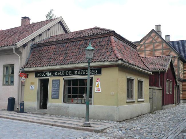ノルウェー民族博物館 Norsk Folkemuseumというノルウェーの古い建物が集められている野外博物館へ。 これは昔のお店で、中で実際に商品を売っている。 他にも食事が出来るカフェ等も。  