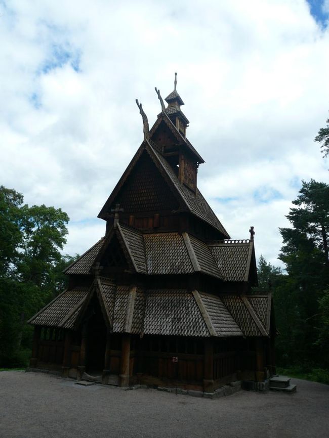 面白いデザインの木造の教会スターヴヒルケ Stavkirke。 