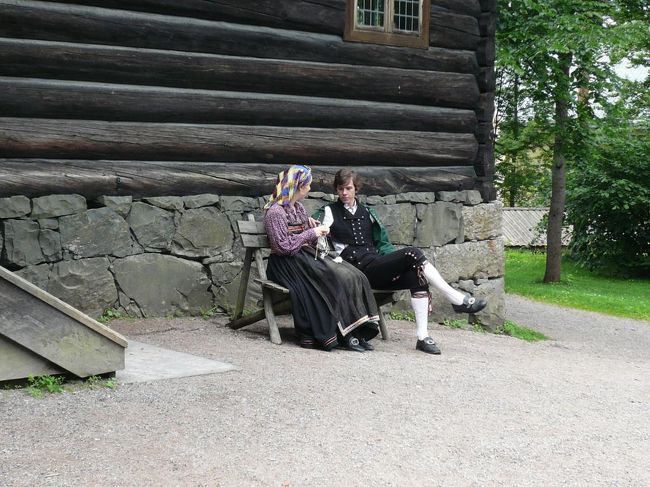 所々で、案内人や店員が昔の民族衣装を着て、当時の生活風景を演出している。 女性は編み物をしていた。 