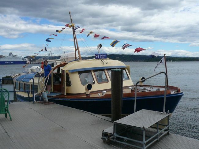 ドロニンゲン桟橋 Dronningenからフェリーに乗って市庁舎前広場に戻った。 フェリーは次のBygdøynesからは結構な人が乗ってくるので、Dronningenから乗った方が良いと思う。 また、市庁舎前に着いたときには結構並んでいたので、フェリーには午前中に乗った方が空いていて良いと思う。 