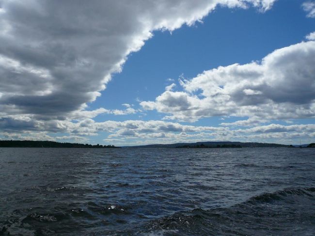 オスロのフィヨルドを見ながら市庁舎前広場へ。 