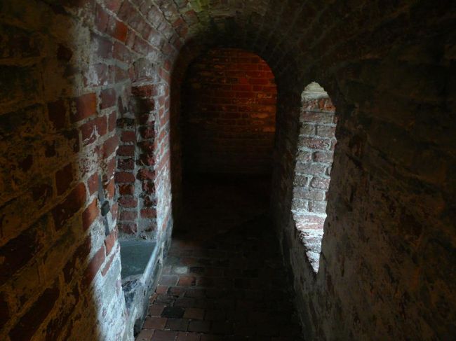 地下には前王の墓。 他にも牢獄などもあり、全体的に薄暗い。 他に誰もいず、一人で歩いていたのでちょっと薄気味悪い。 