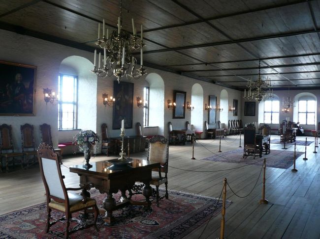 上の階に上がると、薄気味悪さも無くなり、華やかな宮廷生活が広がっていた。 といっても、全体的に薄暗いのではあるが。 