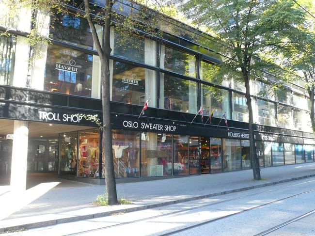 コンビニでチョコ・マフィンと水を買って一度ホテルに戻った。 <br /><br />少し休憩した後、Radisson SAS Scandinavia HotelにあるOslo Sweater Shopにノルディック・セーターを買いに行った。 その後、またホテルに戻り、明日は移動日のため荷物の整理をした。 