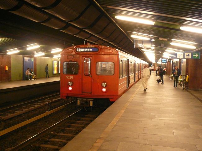 Tøyen Munch-Museet駅から地下鉄に乗ってNationaltheatret駅まで戻った。  