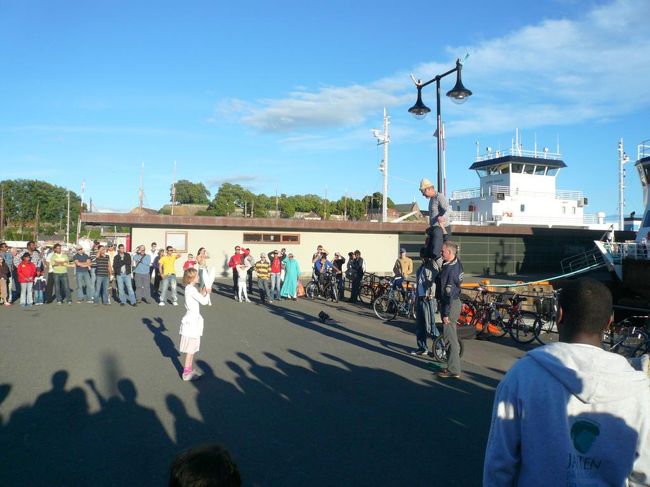 食後、市庁舎前の港の方に行ったら人だかりがあり、行ってみたら大道芸をやっていた。 オーソドックスな大道芸だったが、とても楽しかった。 