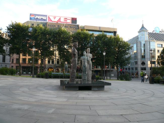 カール・ヨハン通りにある国会議事堂前の公園Edisvolls Plassのベンチに座って一日の疲れを取ってからホテルに戻った。 写真から21時過ぎで25度あったことがわかる。 