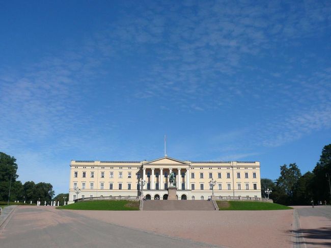 八日目。<br /><br />Oslo最終日の朝、8時過ぎに街に出た。 最後に王宮 Det Kongelige Slottetを見に行き、そのままカール・ヨハン通り Karl Johans Gateを通って中央駅へ歩いて行った。 