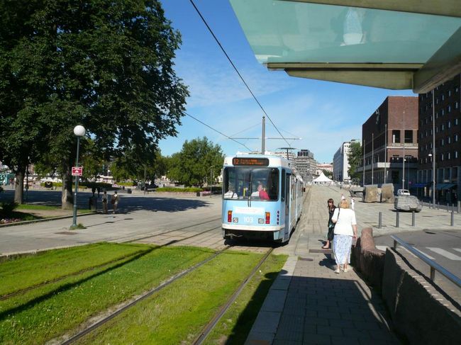 トラム Trikkenに乗って市庁舎前広場 Rådhusplassenへ。  少しお土産を買ったりしながら街を歩いた後ホテルに戻り、11時にチェック・アウト。 SASエアポートバス Flybussenで空港へ向かった。 