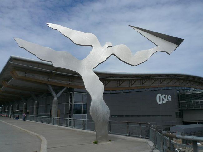 オスロ郊外の田園風景の通ってオスロ・ガーデモエン国際空港 Oslo Lufthavn Gardermoenに到着。 空港のオブジェが面白い。 