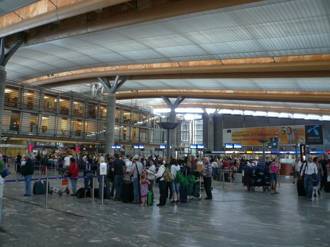 空港のチェック・イン・カウンター。 木のフレームがユニーク。 