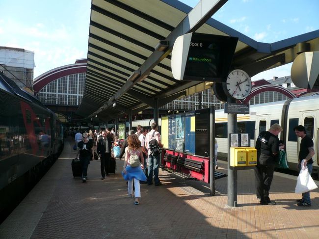 無事にコペンハーゲン・カストロップ国際空港に到着し、デンマーク国鉄DSBでコペンハーゲン中央駅 København Hに移動した。 <br /><br />切符を買う際に2番線で10分後だと言われたが、どうも時間通りに運行していない。 とりあえず来た電車が中央駅に行きそうなので乗ったら無事に着いた。 <br /><br />中央駅からはタクシーでホテルまで移動した。 62DKK(約1,500円)。  