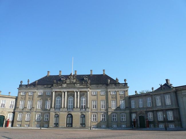 17時半頃ホテルにチェック・インし、早速街に出た。 最初に向かったのはホテルからすぐのアメリエンボー宮殿 Amelienborg Slot。 