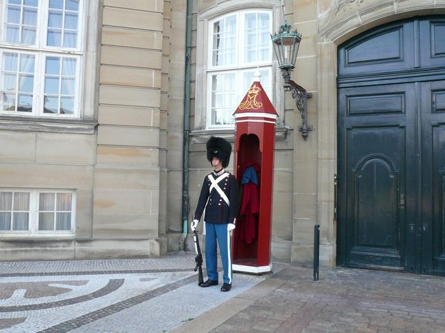 この衣装の衛兵に代わった。 