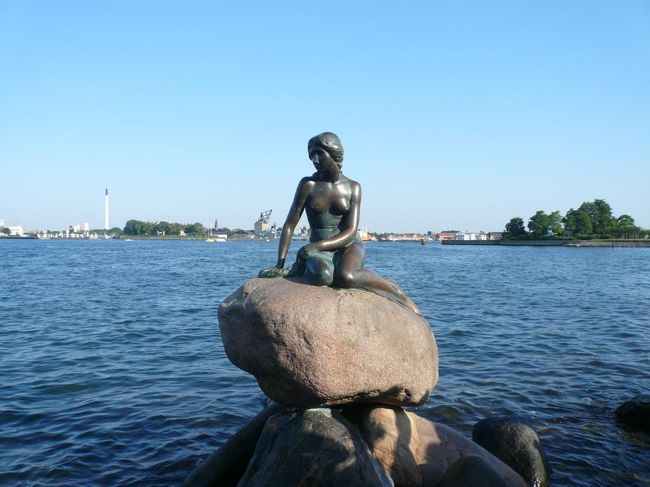 4年前に来たときは前夜に爆破されて見ることが出来なかった人魚の像 Den Lille Havfureをやっと観ることが出来た。 