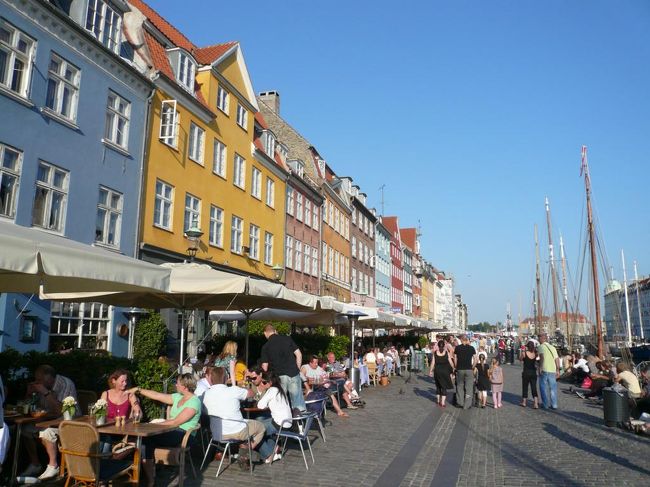 ニューハウン Nyhavnで夕食を食べようかと思ったらどこも一杯だった。 夕食の時間になると、食後もビールを飲んだりしてなかなか動きそうにないのであきらめてしばらく街を歩くことにした。 
