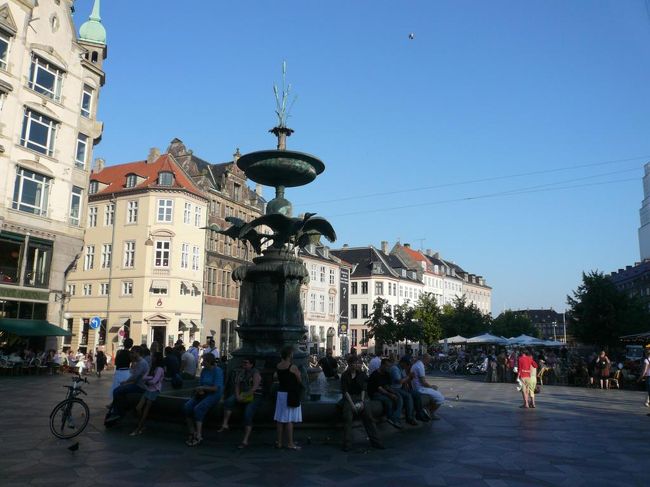 ストロイエ Strøgetを歩いた。 ここはNicolaj Pladsという広場。 