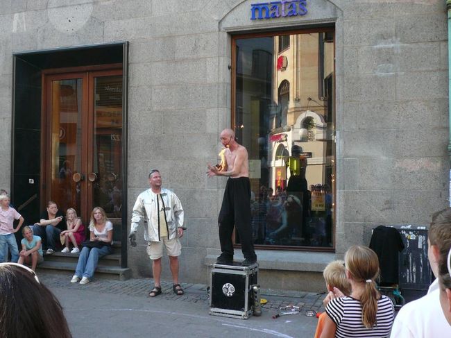 火の玉を操るストロイエの大道芸人。 