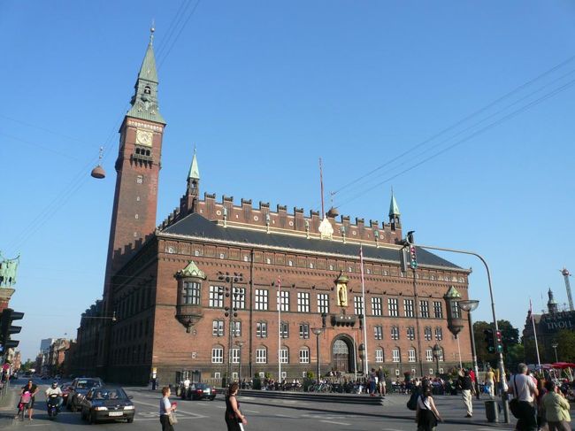 歩いているうちにストロイエ Strøgetを抜けてコペンハーゲン市庁舎 København Rådhusetまで来てしまった。 今日はここで折り返してホテルの方向に戻った。 