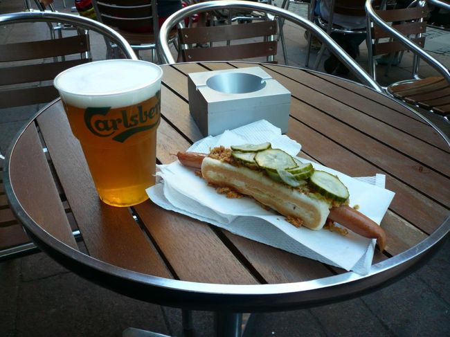 ということで、ストロイエのスタンドでカールズバーグ Carlsbergのビールとホットドッグを食べた。 しばらくコンゲンス・ニュートーゥ (王様の新広場) Kongens Nytorvのベンチに座って夕涼みをしてホテルに戻った。 