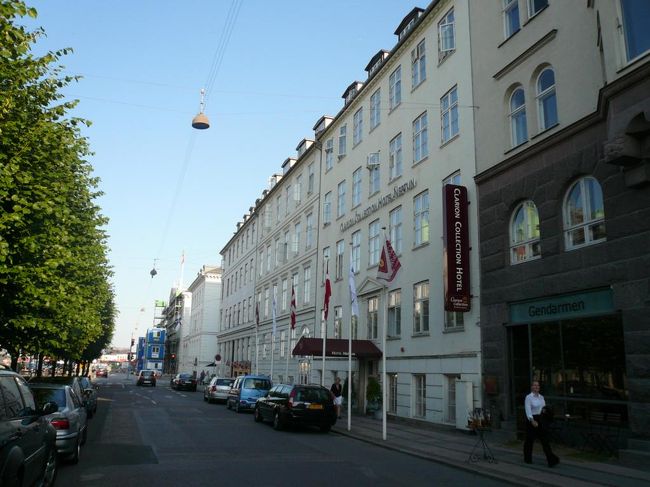 今回宿泊したホテルClarion Collection Hotel Neptun。 悪くは無いのだけれど、値段の割りにはいまひとつ。 部屋の中の空調はあまり効かないというか期待出来ない。 どこにも空調の噴出し口がないので、全館調整なのだろうけれどいまいちだった。 泊まったのは5階だったので、窓を開ければ涼しい風が入ってきたので滞在中は問題なかったが、真夏日だったら耐えられなかったかもしれない。 レセプションも親切ではあったが、ちょっと頼りなかった。 (大抵遅れる)エストー S-tog (近郊列車)と頻繁に来る地下鉄 Metroが便利なので、Copenhagen Card等を初日から使えば、わざわざこのロケーションに泊まらずに中央駅近辺のホテルにしても良かったかもしれないと思う。 