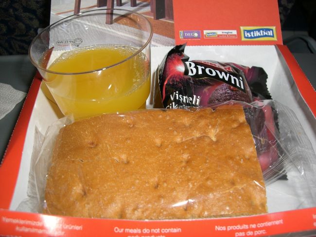 トルコ航空国内線の機内食☆<br /><br />ブラウニー甘すぎ。。