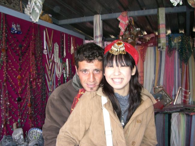 カッパドキアのお店で撮った写真☆<br /><br />手作りピアス３個５００円くらいで買った気が。。<br /><br />このおじさん朝から酒臭かった。。<br /><br />