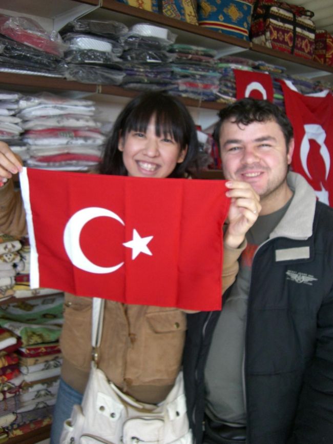 トルコの国旗を持って撮った♪