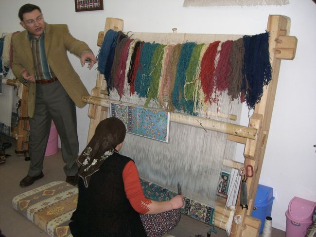 トルコじゅうたんを作ってるところの説明☆<br /><br />このおじさんいい人だった♪