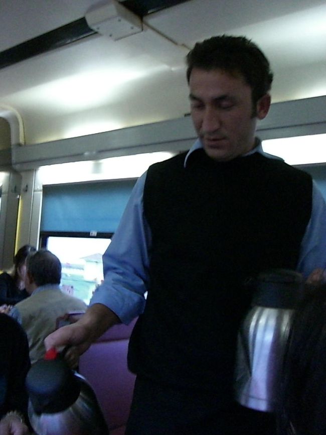 電車の中で朝食♪<br /><br />紅茶入れてくれているところ！！