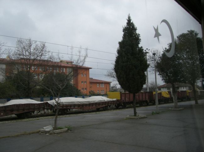 車窓からみた景色☆<br /><br />窓にはトルコの国旗のマークがかかれてた♪