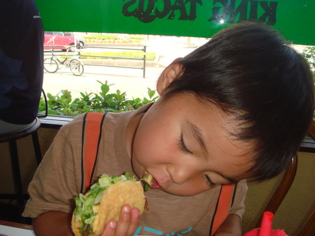 那覇到着〜！<br />ちょうどお昼の時間。沖縄で有名なキングタコスへ行きました。ウワサ通りのボリューム満点のタコスやタコライスを美味しくいただきました。