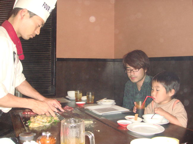 夕食は北谷のステーキハウス四季へ行きました。<br />お手ごろな値段で、目の前でパフォーマンスをしてくれ、これまた美味しくいただきました。<br /><br />夕食後、北谷のナイトマーケットに行きましたが、ビックリしました。本当、日本じゃないみたいでした。