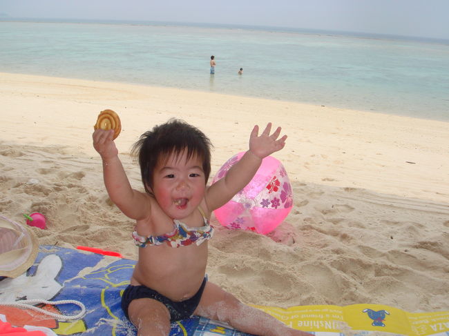 やったぁ〜２日目も天気良好！！<br />ビーチへＧＯ！<br />ホテルからは少し先の瀬底ビーチに行きました。<br />昨日のムーンビーチとは比べ物にならないぐらい、キレイなビーチです。<br />娘も大ハシャギ！！