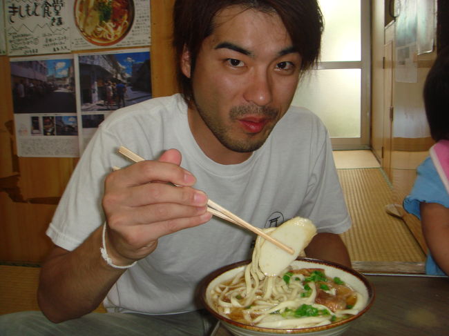 ランチは本部のきしもと食堂でソーキそばを食べました。かつおだしがきいてて美味しかった〜