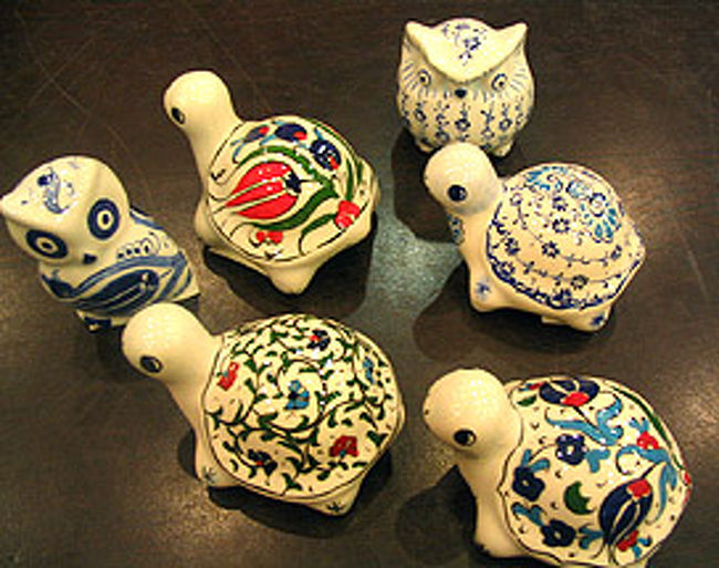 トルコ陶器でできたカメとフクロウ、<br />かわいいの〜♪<br />亀の背中のチューリップ柄は<br />トルコでは幸せの花の象徴であります。