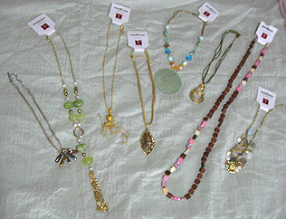 トルコブランド、YARGICIのアクセサリ♪<br />服やカバンもかわいいのだけど私はここのアクセサリーが大好き！<br />アクセサリーは全て「YARGICI ACCESSORIES」という<br />独立(?)されたブランドです。<br />と言っても専門ショップは少なく<br />服などと一緒に売られていることが多いです。<br />http://yargici.com.tr/<br />ホームページ見てると欲しくなるよ